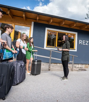 Jugendliche werden vom Gastgeber empfangen | © Steiermark-Tourismus | Jesse Streibl