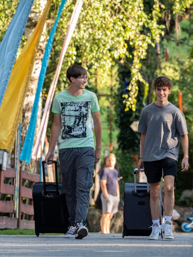 Jugendliche reisen mit Gepäck an oder ab | © Steiermark-Tourismus | Jesse Streibl