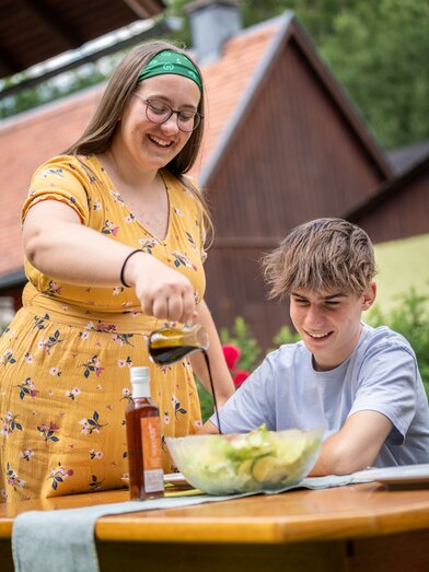 Jugendliche bereiten Salat zu | © Steiermark-Tourismus | Jesse Streibl