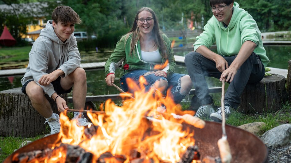 Steckerlbrot am Lagerfreuen grillen | © Steiermark-Tourismus | Jesse Streibl