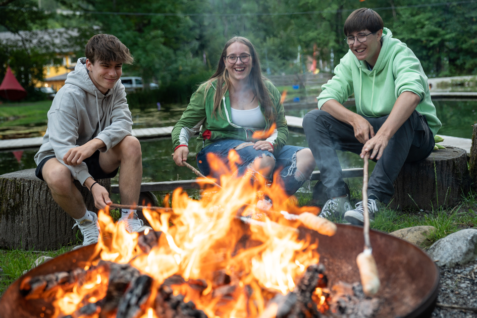 Steckerlbrot am Lagerfreuen grillen | © Steiermark-Tourismus | Jesse Streibl