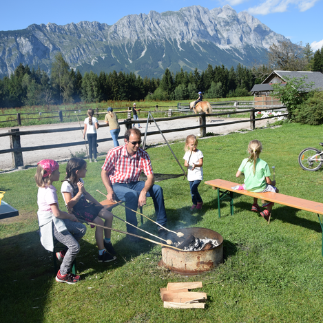 Beim Lagerfeuer am Pürcherhof | © Alpentour Steiermark | Achim Schmidt | © Pürcherhof