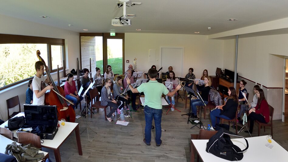 Seminarraum mit Musikern