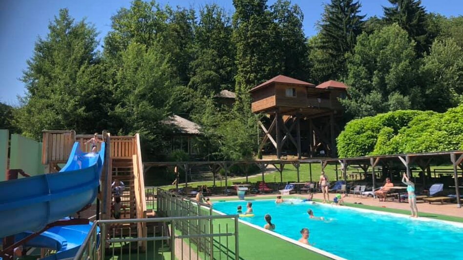 Pool und Wasserrutsche