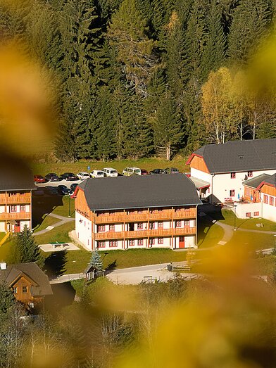 Hotelansicht vom JUFA Hotel Donnersbachwald Almerlebnis in Vogelperspektive | © JUFA | Schrotter