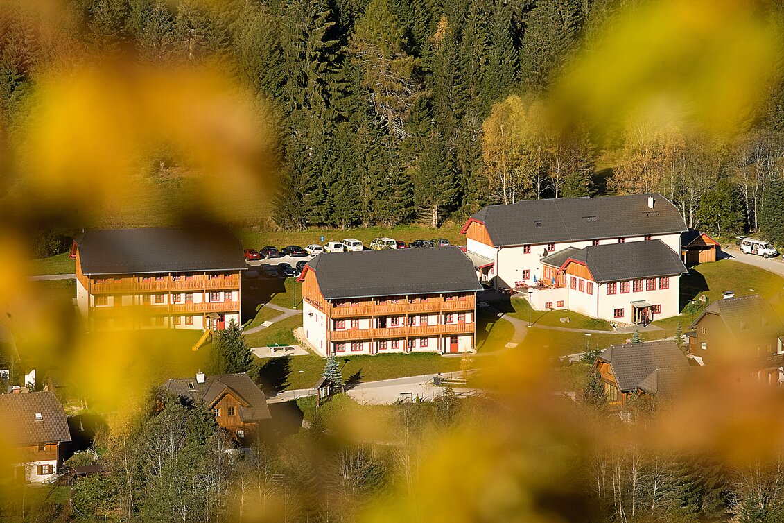 Hotelansicht vom JUFA Hotel Donnersbachwald Almerlebnis in Vogelperspektive | © JUFA | Schrotter