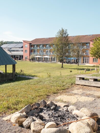 JUFA Hotel Vulkanland Außenanlage und Feuerstelle | © Hotel JUFA | Thomas Leibetseder