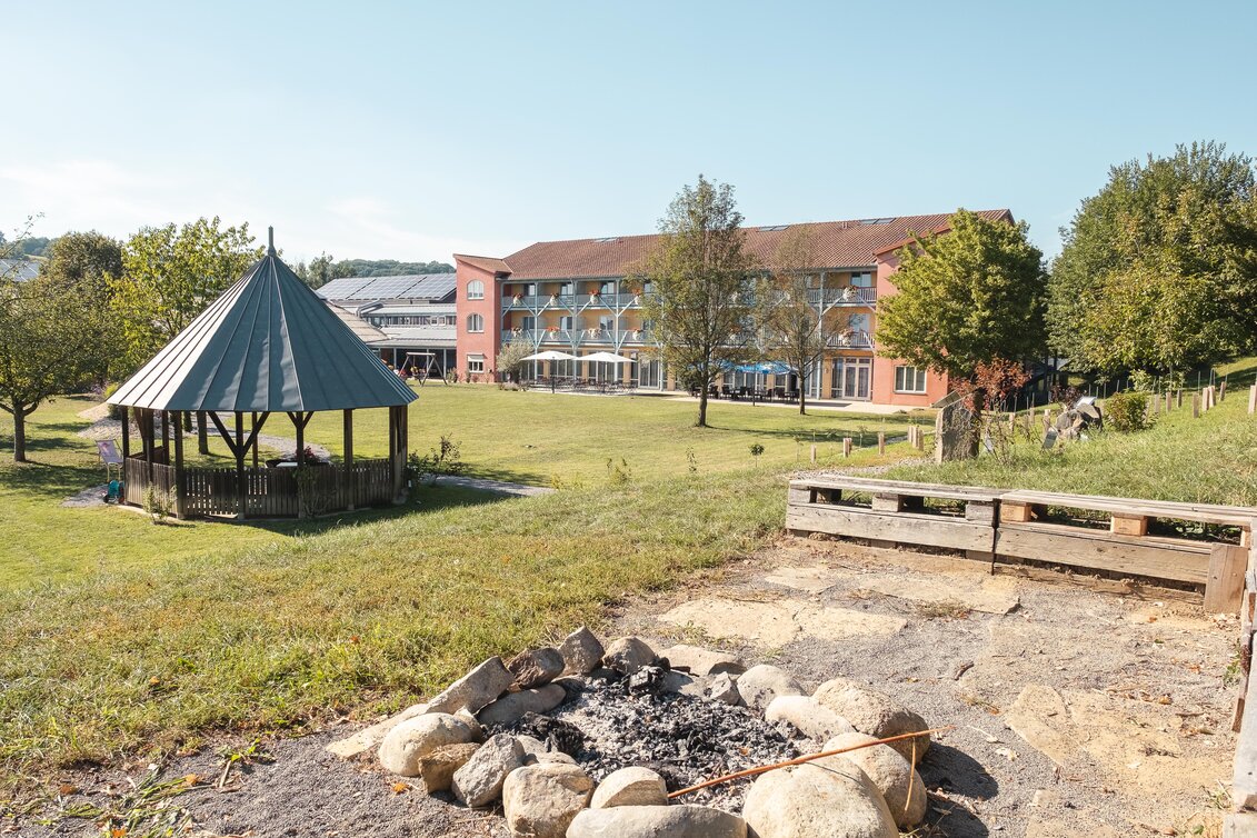 Überblick mit Feuerstelle | © Hotel JUFA | Thomas Leibetseder