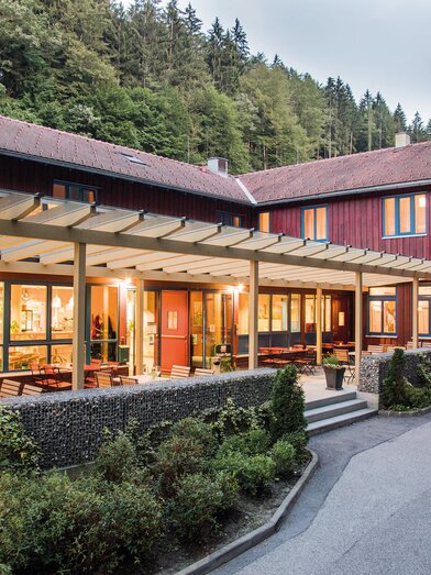 Hoteleingang mit Terrasse vom JUFA Natur-Hotel Bruck Logo | © JUFA Hotels | Günter Lenz