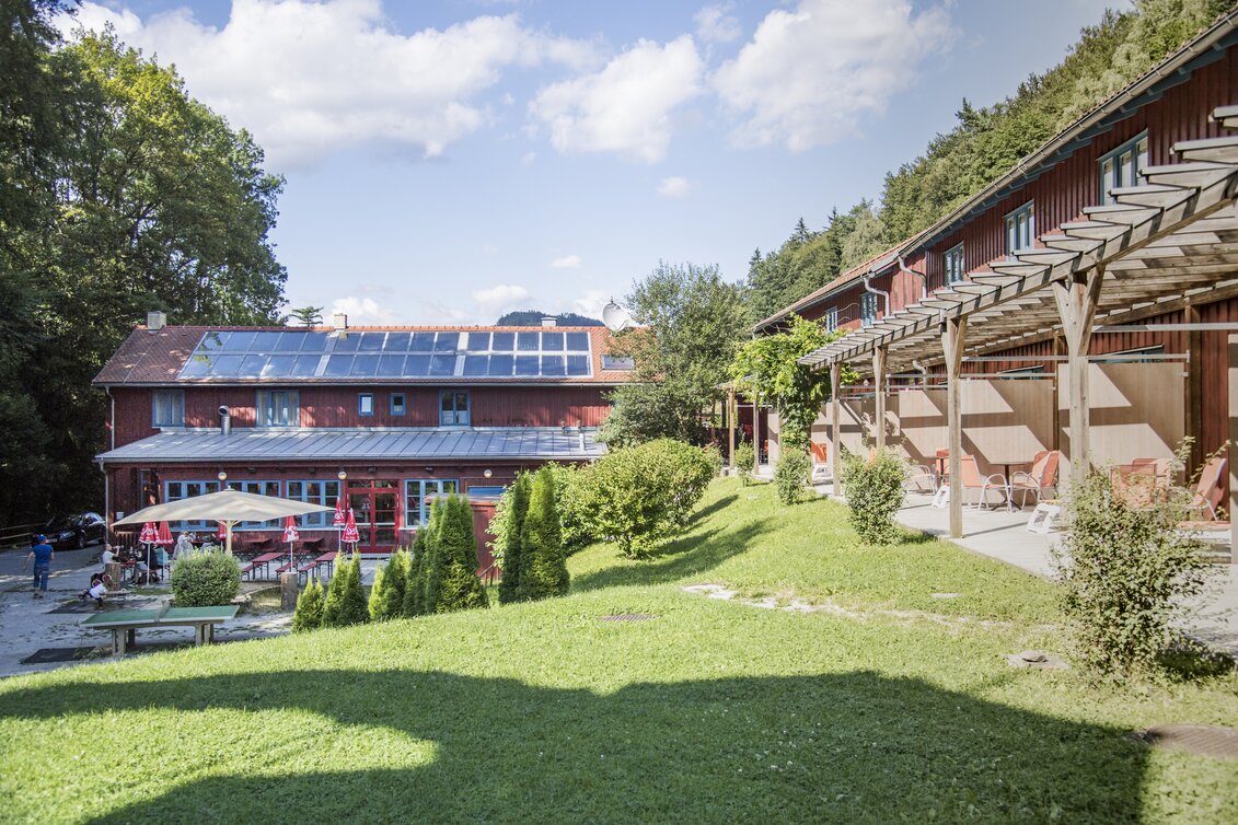 Hotelansicht vom JUFA Natur-Hotel Bruck mit Gartenanlage und Zimmerterrassen | © JUFA | Günter Lenz