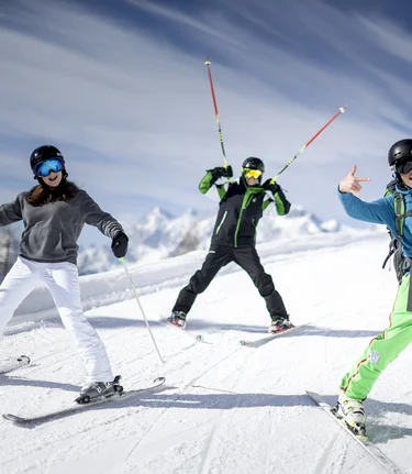 Jugendliche beim Skifahren | © Steiermark Tourismus / ikarus.cc | Tom Lamm