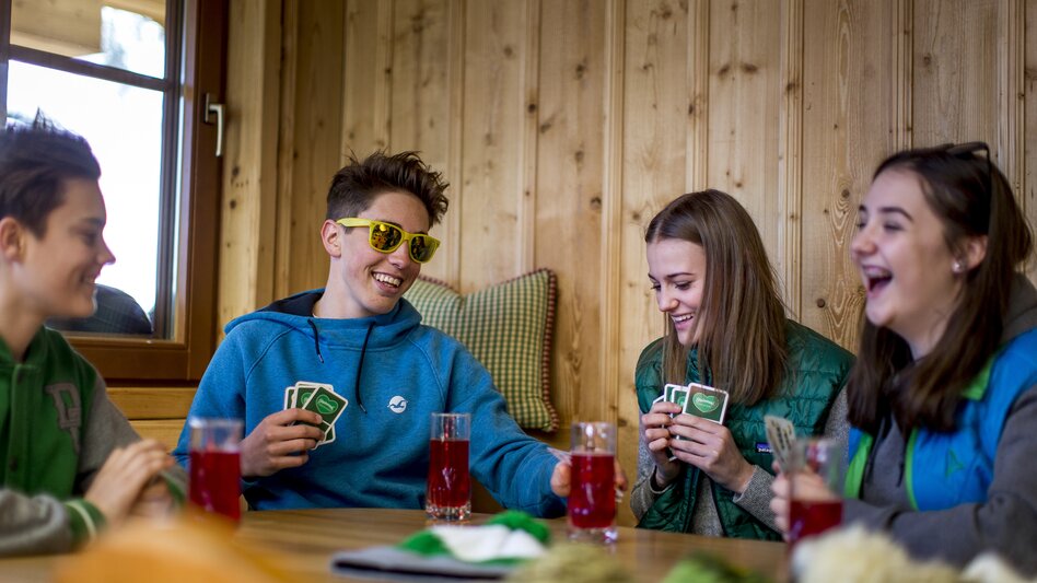 Karten spielen auf der Knapplhütte, Hauser Kaibling | © Steiermark Tourismus / ikarus.cc | Tom Lamm