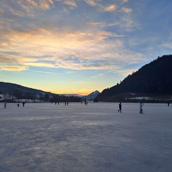 Sonnenuntergang beim Eislaufen am Putterersee | © Young Styria