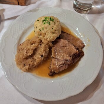 Schweinsbraten mit Knödel und Sauerkraut | © Young Styria