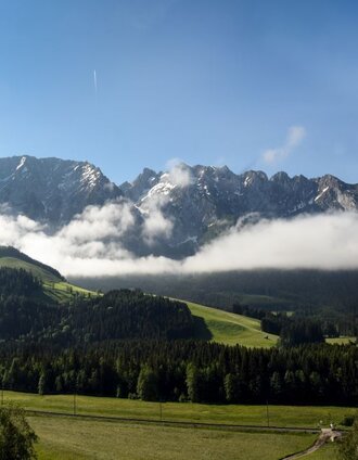 Blick zum Grimming, im Vordergrund der Kulm mit seiner Naturflugschanze | © TVB Ausseerland-Salzkammergut_Jacqueline Korber