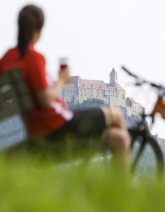 Radeln mit Genuss und Blick auf die Riegersburg. | Harald Eisenberger | © Thermen- & Vulkanland