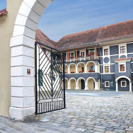 Eingang zur Pfeilburg in Fürstenfeld | © Thermen- & Vulkanland | Jean Van Luelik Photographer | © Thermen- & Vulkanland