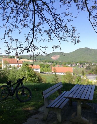 kraft.Schöpfen mit Ausblick auf den Gleichenberger Kogel in Trautmannsdorf | Daniela Neubauer | © Thermen- & Vulkanland