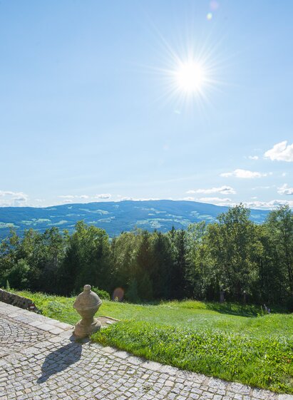 View from the Pöllauberg pilgrimage church into the valley in Eastern Styria | © Oststeiermark Tourismus | Helmut Schweighofer | © Oststeiermark Tourismus