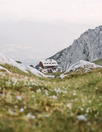 Blick auf das Guttenberghaus | Lady Venom | © Erlebnisregion Schladming-Dachstein
