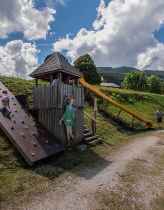 Kids at Rapunzel's tower on fairytale trail Rohrmoos (also part of Encounter Walk) | Gerhard Pilz | © Gerhard Pilz - www.gpic.at
