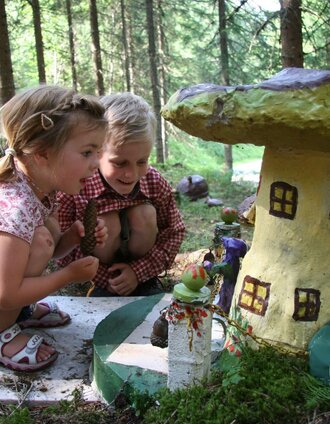 Kids marvel at the Mushroom Town of Mushroom Nature Path | Herbert Raffalt | © Tourismusverband Schladming - Herbert Raffalt