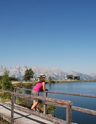 Reiteralmsee mit Bergstation Preunegg-Jet und Dachstein-Panorama | Ski Reiteralm | © Ski Reiteralm