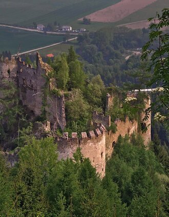 Hoch über dem Pölstal wacht die Ruine der um 1200 errichteten Burg Reifenstein. | Markus Beren | © Markus Beren