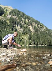 Abkühlung am Zufluss des Schwarzensees  | © Österreich Werbung, Fotograf: Peter Podpera | Naturpark S&ouml;lkt&auml;ler in der Region Schladming-Dachstein | © © Österreich Werbung, Fotograf: Peter Podpera