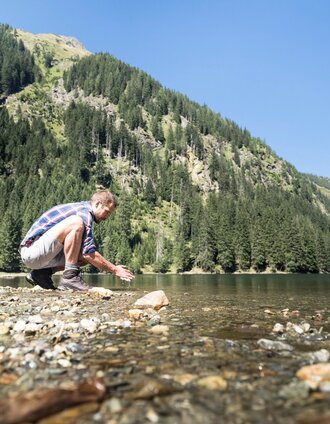 Abkühlung am Zufluss des Schwarzensees  | Naturpark S&ouml;lkt&auml;ler in der Region Schladming-Dachstein | © © Österreich Werbung, Fotograf: Peter Podpera
