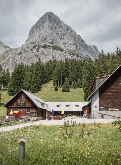 Klinkehütte mit Admonter Kalbling im Hintergrund | © TV Gesäuse | Stefan Leitner | © TV Gesäuse