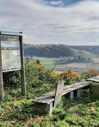 Rastplatz mit Informationstafeln und Aussicht | Weges OG | © Thermen- & Vulkanland