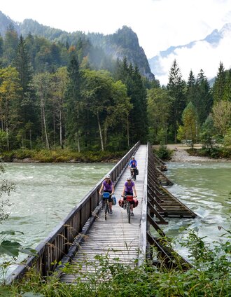 Auf der Ennsbrücke im Nationalpark Gesäuse | Thorsten Brönner | © Steiermark Tourismus/Thorsten Brönner