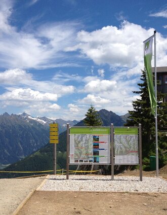 Hiking trail head on Hochwurzen summit | Gerhard Pilz | © Tourismusverband Schladming