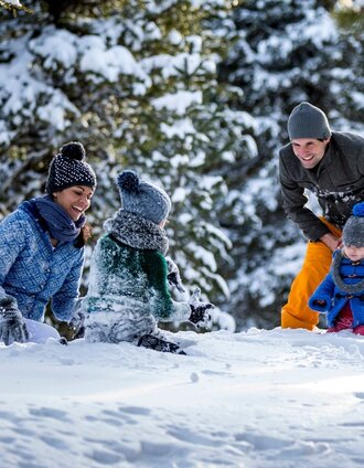 Schneevergnügen bei einer Winterwanderung | Tom Lamm | © Tourismusverband Murau