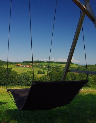 Schwebeliege mit Blick auf Stein | Jörg Liemandt | © Thermen- & Vulkanland