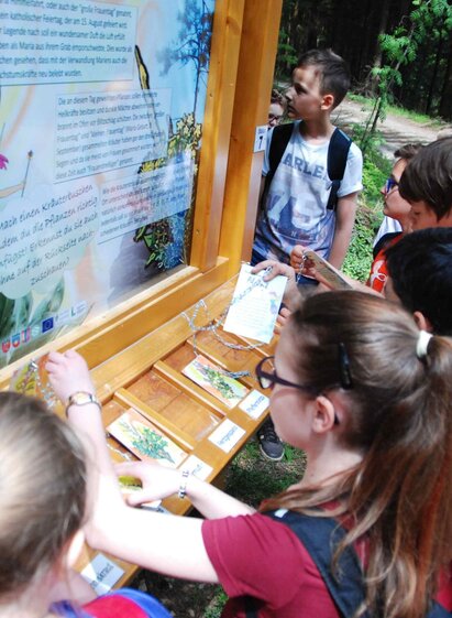 Kräuterpfad der Sinne, Station mit Besuchern | © Oststeiermark Tourismus | Stefan Käfer | © Oststeiermark Tourismus