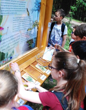 Kräuterpfad der Sinne, Station mit Besuchern | Stefan Käfer | © Oststeiermark Tourismus