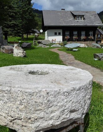 Mühlstein aus Pegmatit. | Christian Heugl | © TVB/Südsteiermark/Christian Heugl