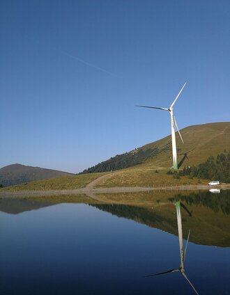 Direkt am Speichersee des Skigebiet Salzstiegl stehen 2 Windräder - Vom Salzstiegelhaus auf den Speikkogel | Anna-Maria Müllner | © Erlebnisregion Murtal