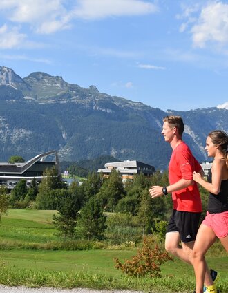 Sommersbergseestraße mit Loser und Narzissen Vital Resort | Gerhard Ziermayer | © Ausseerland