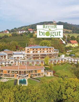 RETTER Bio-Natur-Resort mit RETTER BioGut und Wallfahrtskirche Pöllauberg im Hintergrund | RETTER Bio-Natur-Resort | © Oststeiermark Tourismus
