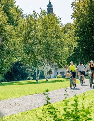 Familie beim Radfahren durch Bad Waltersdorf | Mias Photoart | © Erlebnisregion Thermen- & Vulkanland