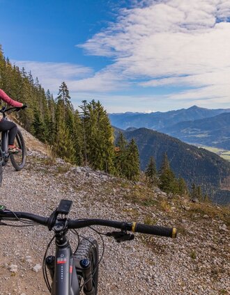 Aussichtspunkt in das Ennstal von der Forststraße der Stornalm Runde | 08 | René Eduard Perhab | © Erlebnisregion Schladming-Dachstein