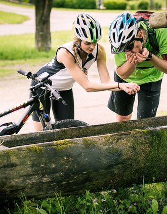 Kurze Rast beim Brunnen in der Fölz | Karin Ziegler | © TV Hochsteiermark