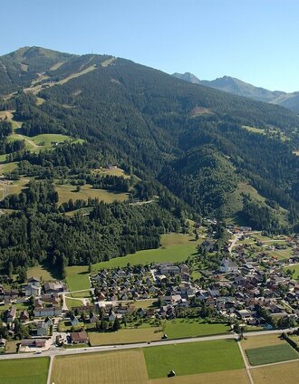 Luftaufnahme Haus im Ennstal mit Hauser Kaibling | Schladming Dachstein | © © www.haus.at