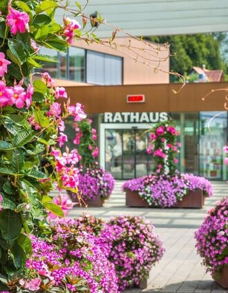 Das moderne Lannacher Rathaus mit sommerlicher Blumenpracht am Hauptplatz | Marktgemeinde Lannach | © TVB Südsteiermark/Marktgemeinde Lannach