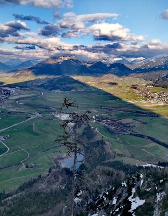 Aussicht vom Tressenstein. Der Grimming wirft seinen Schatten ins Ennstal. | Roland Gutwenger | © Erlebnisregion Schladming-Dachstein
