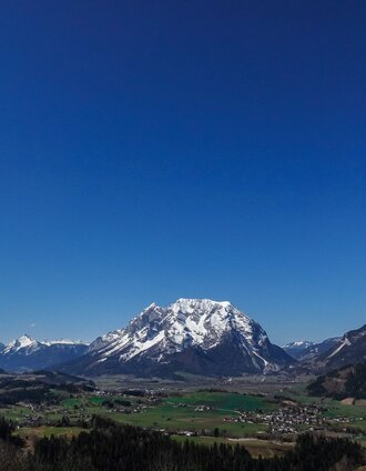 Ständiges Motiv am Vorberg - der Grimming und der Dachstein. | Roland Gutwenger | © Erlebnisregion Schladming-Dachstein