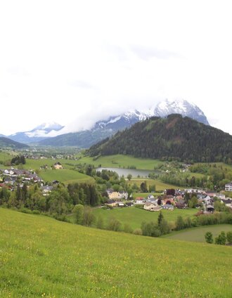 Reizvolle Frühjahrsstimmung mit dem noch schneebedeckten Grimming | © Erlebnisregion Schladming-Dachstein